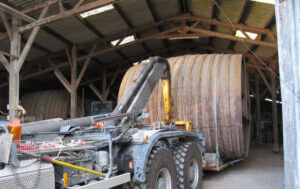 Tonneau foudre sur plateau tiré par le bras d'un camion