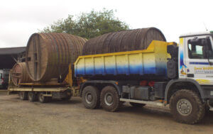 Multiple tonneaux sortis du hangar d'une ancienne cidrerie
