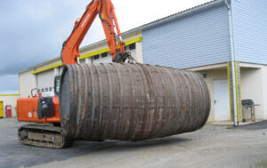 Foudre-train porté par une pelleteuse